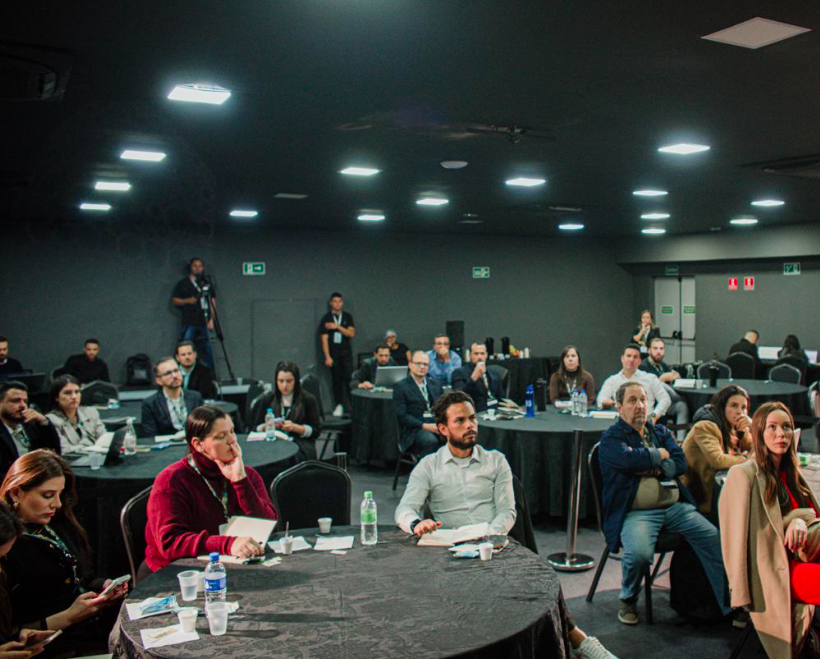 Plateia em imersão presencial de e-commerce